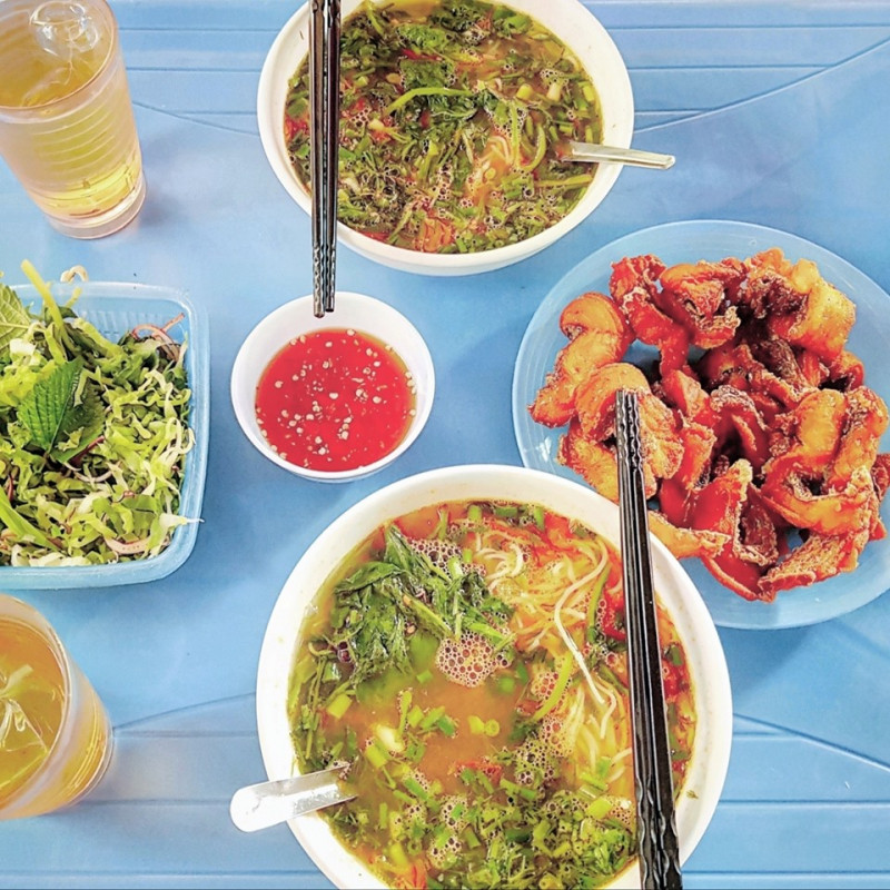 Thêm nữa, chủ quán nóng tính, thái độ với khách rất khó chịu nên khách nào không cẩn thận là bị mắng chửi ngay.