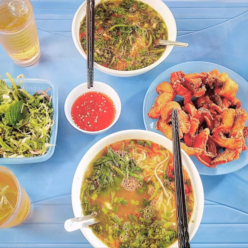 Thêm nữa, chủ quán nóng tính, thái độ với khách rất khó chịu nên khách nào không cẩn thận là bị mắng chửi ngay.