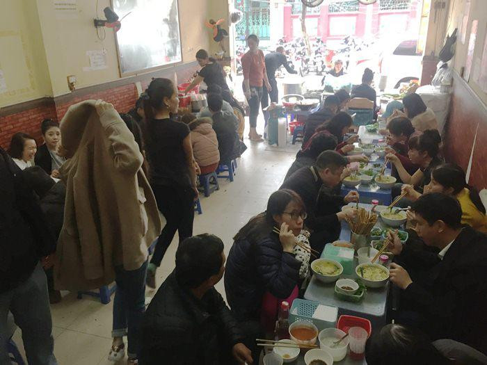 Buổi trưa là thời điểm khách đến quán ăn đông nhất. Tất cả đều kín chỗ, nhiều vị khách đến sau, phải chen chúc xếp hàng, liên tục quan sát để tự tìm chỗ ngồi.