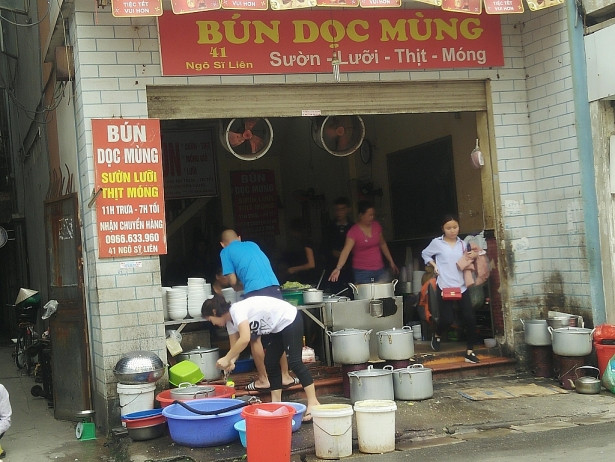 Điểm dễ nhận ra quán trong dãy phố là khách hàng nối lượt nhau đi vào và bà chủ nổi danh trên khắp các tờ báo.