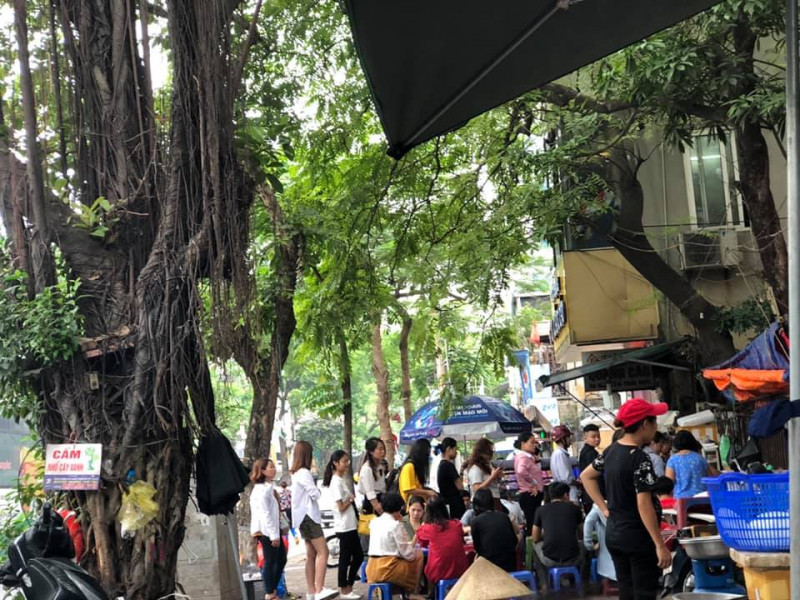 Trên phố Nguyễn Thái Học, quán bún cá Hạnh Béo luôn được liệt vào top những quán bún ngon nhất và đáng thử nhất khi đến Hà Thành.