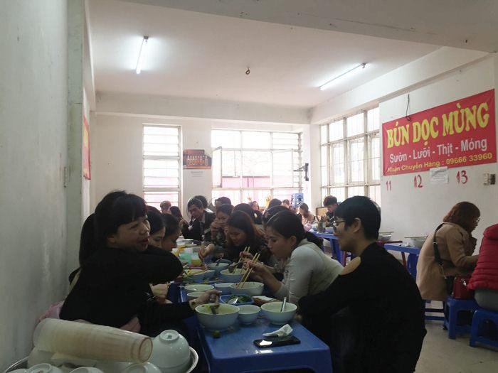 Bà chủ quán gương mặt lúc nào cũng khó đăm đăm, ít khi nở nụ cười khiến nhiều người đến ăn lần đầu lo sợ mình sẽ là nạn nhân tiếp theo “bị chửi”.