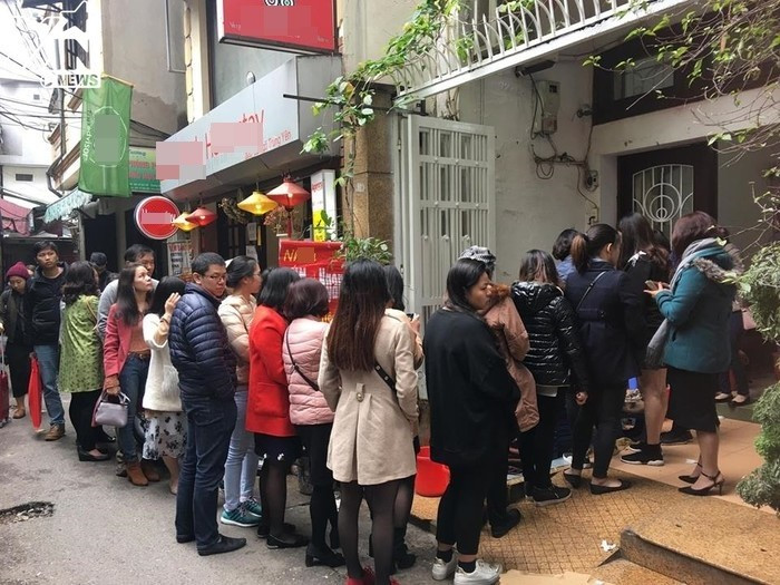 Vào giờ ăn trưa, khách đến ăn bún Ngan Nhàn cũng phải xếp hàng và chờ rất lâu, chẳng thua kém gì đi ăn bún cá Hạnh béo ở Nguyễn Thái Học.