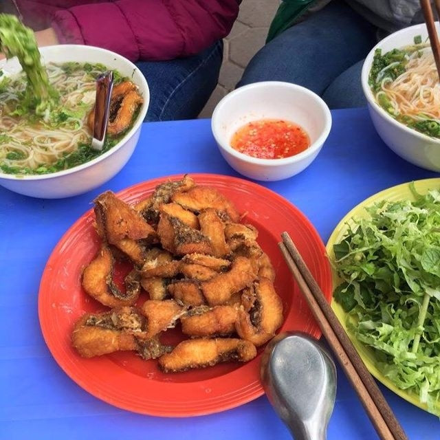 Cứ tầm 11 giờ trưa là cả hàng dài người đứng chờ để được thưởng thức. Có người thậm chí phải chờ đến cả tiếng đồng hồ mới đến lượt.