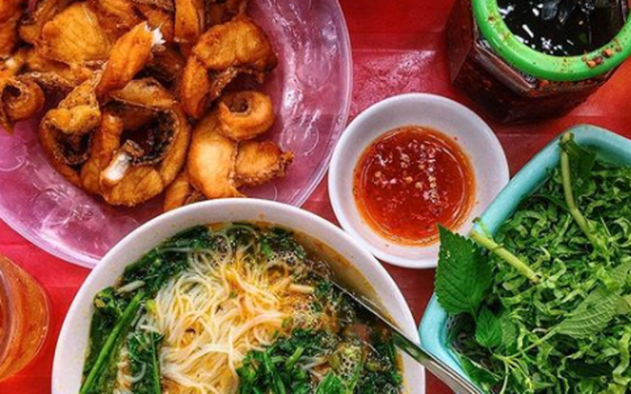 Dù vậy, điều này vẫn được khách hàng thông cảm vì khách quá đông. Mặt khác do bún ở đây rất ngon nên khách hàng vẫn kéo đến nườm nượp. Mỗi bán bún cá tại đây giá 30.000 đồng.