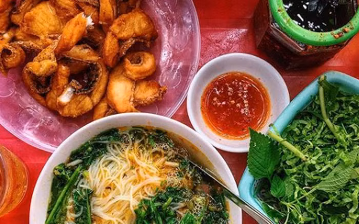 Dù vậy, điều này vẫn được khách hàng thông cảm vì khách quá đông. Mặt khác do bún ở đây rất ngon nên khách hàng vẫn kéo đến nườm nượp. Mỗi bán bún cá tại đây giá 30.000 đồng.