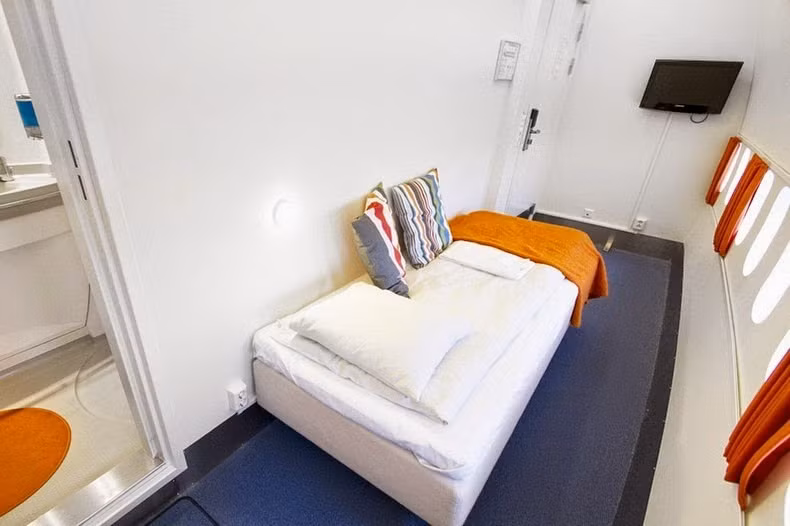 Cửa sổ máy bay vẫn được giữ lại nên khách có thể ngắm cảnh bên ngoài.