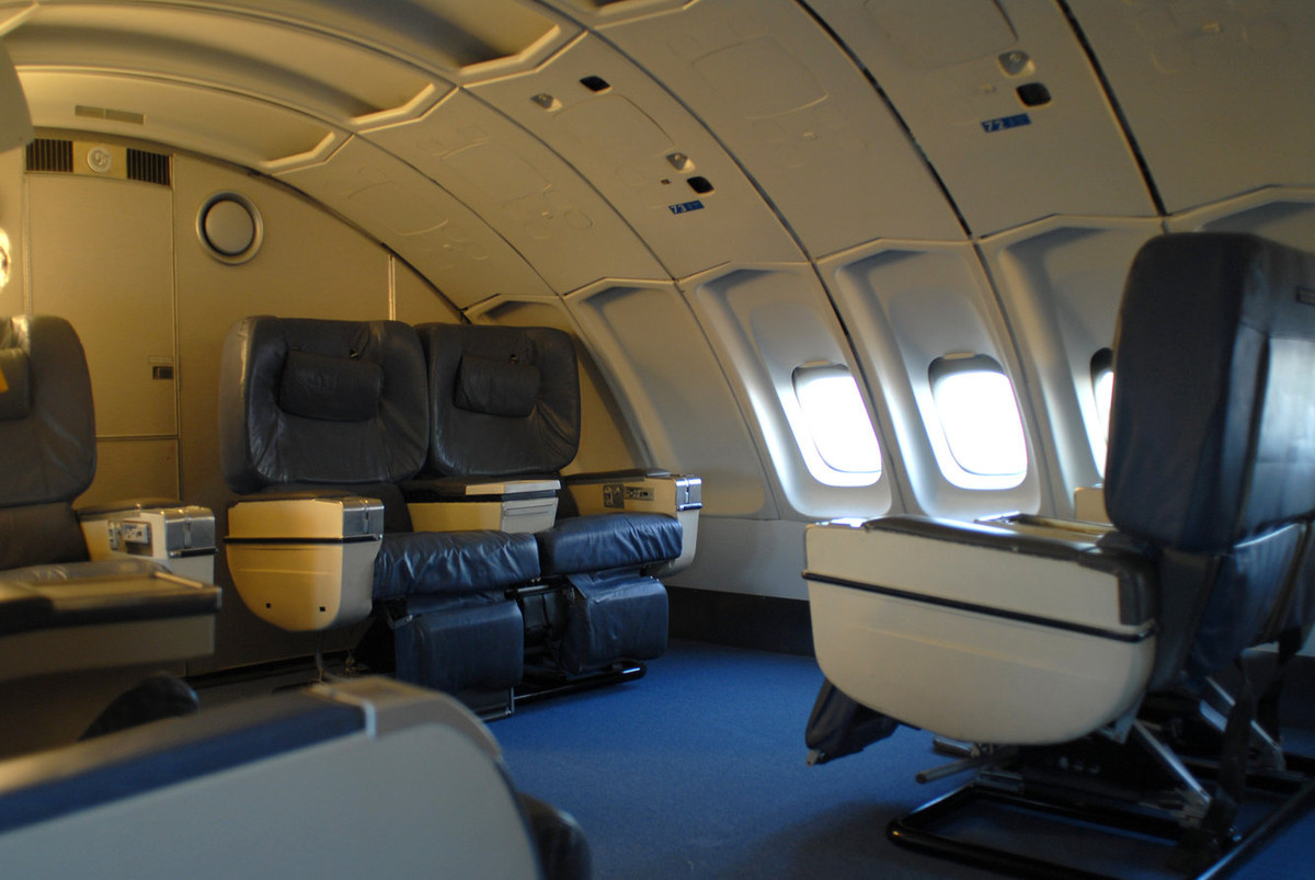 Những chiếc ghế da êm ái là nơi thư giãn, trò chuyện của khách.