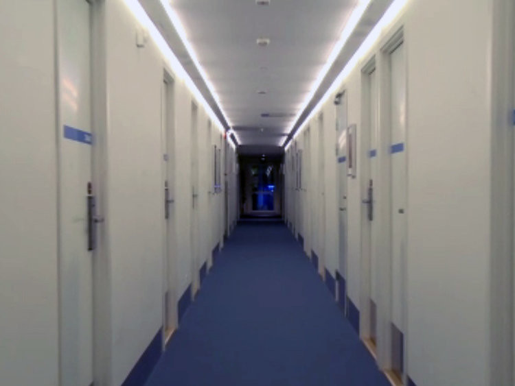 Hành lang dài dẫn đến các phòng.