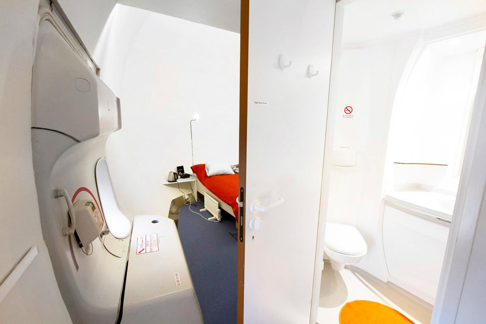 Cửa phòng giống như một cánh máy bay thực sự.