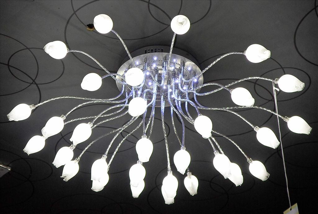 Đèn dạng chùm có nhiều mẫu thiết kế từ đơn giản đến sang trọng, kích cỡ từ nhỏ đến lớn, màu sắc phong phú. Ảnh: Thietkenoithat360.