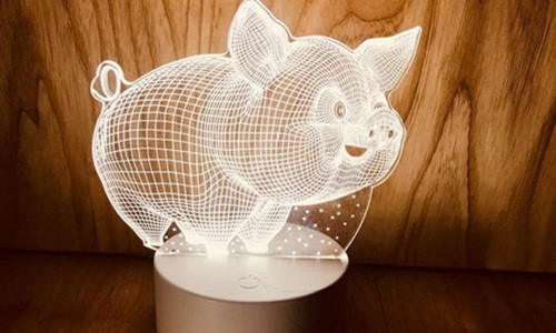 Đèn led tạo hình một chú heo ngộ nghĩnh được ưa chuộng trong dịp Tết Kỷ Hợi. Ảnh: Thapxanh.
