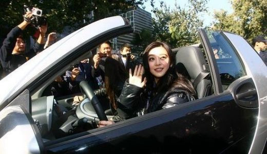 Phạm Băng Băng cũng có niềm đam mê lớn với hàng hiệu. Không ít lần người đẹp tiêu một lúc 1 triệu NDT (tương đương 3,5 tỷ đồng) để mua sắm trong vòng 3 tiếng. Nguồn ảnh: Internet.