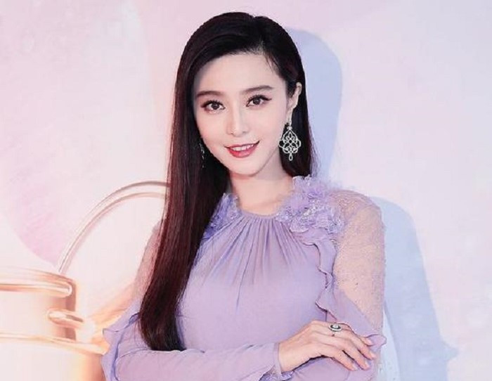 Theo Sina, năm 1998, khi tham gia Hoàn Châu cách cách, Phạm Băng Băng “bỏ túi” 300.000 NDT (gần 43.500 USD). Chỉ trong năm 2017, Phạm Băng Băng đã kiếm được 300 triệu NDT (hơn 43 triệu USD).