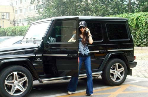 Dịp sinh nhật lần thứ 30, nữ diễn viên bỏ ra 2,7 triệu NDT (gần 400.000 USD) để mua chiếc xe hơi Mercedes SLK 350 và trở thành người đầu tiên sở hữu xế hộp này ở châu Á.