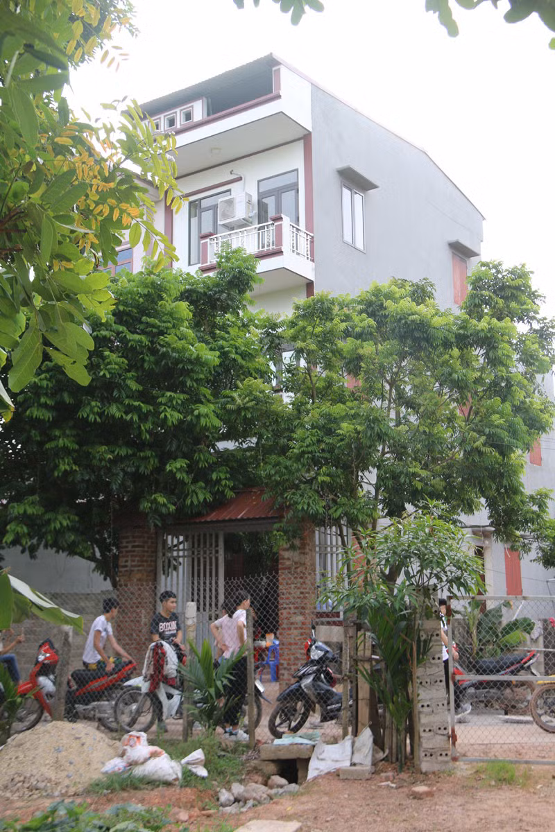 Căn nhà 3 tầng này được mẹ con bà xây từ năm 2009, mỗi năm lại hoàn thiện một hạng mục từ tiền tiết kiệm của 3 mẹ con.