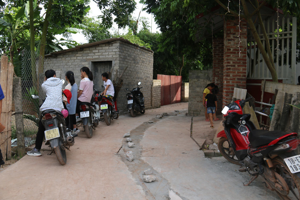 Những chiếc xe máy xếp hàng ngoài ngõ.