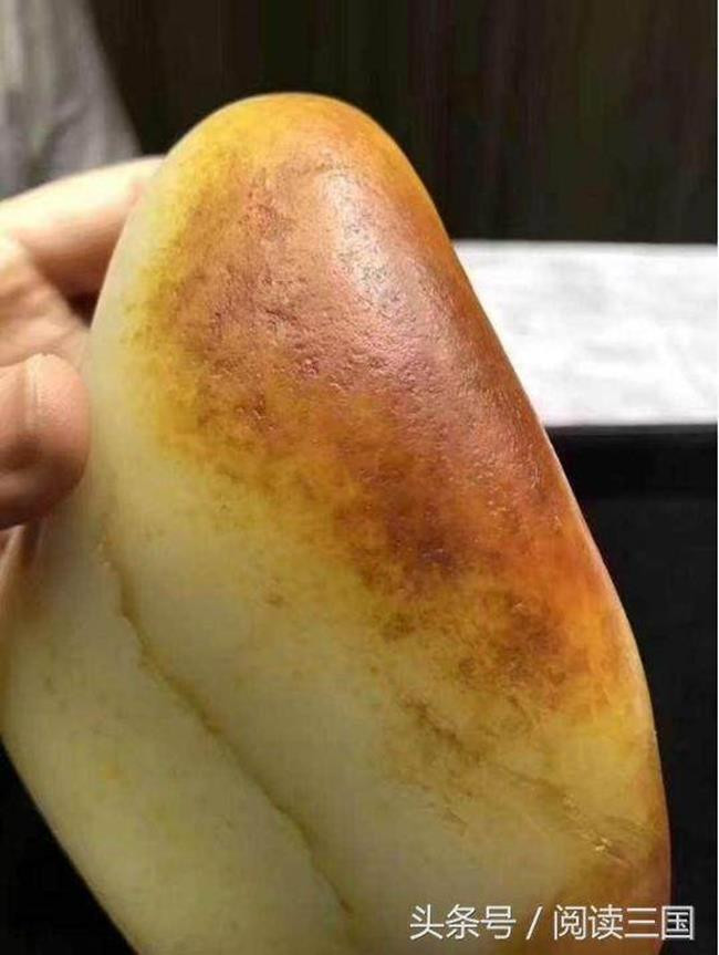 Nhìn thoáng qua, chẳng ai nghĩ đây là một viên ngọc bởi nó không hề mịn màng, thay vào đó là màu sắc loang lổ. Ảnh: Baidu.