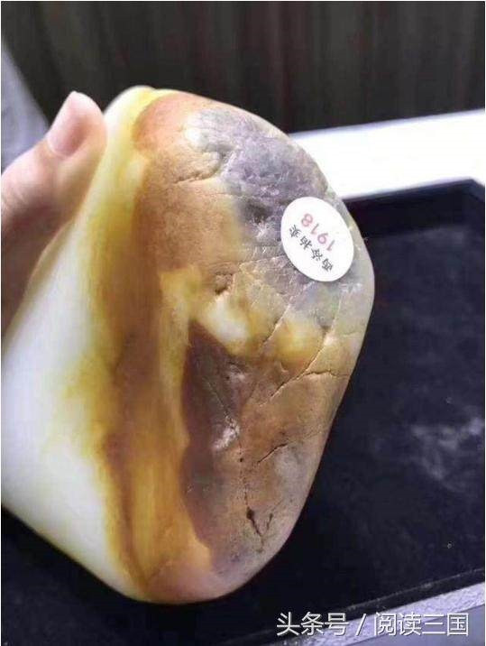 Xuất hiện trong một cuộc đấu giá ở Trung Quốc năm 2017, viên ngọc được bán với giá 9,8 triệu NDT (tương đương 33 tỷ đồng). Ảnh: Baidu.