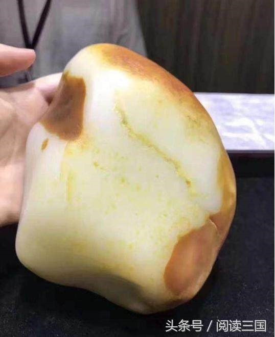 Thực ra, đây là loại ngọc bích Nephrite tự nhiên ở Tân Cương, có độ đặc và độ bóng cao, màu đục như mỡ cừu. Ảnh: Baidu.