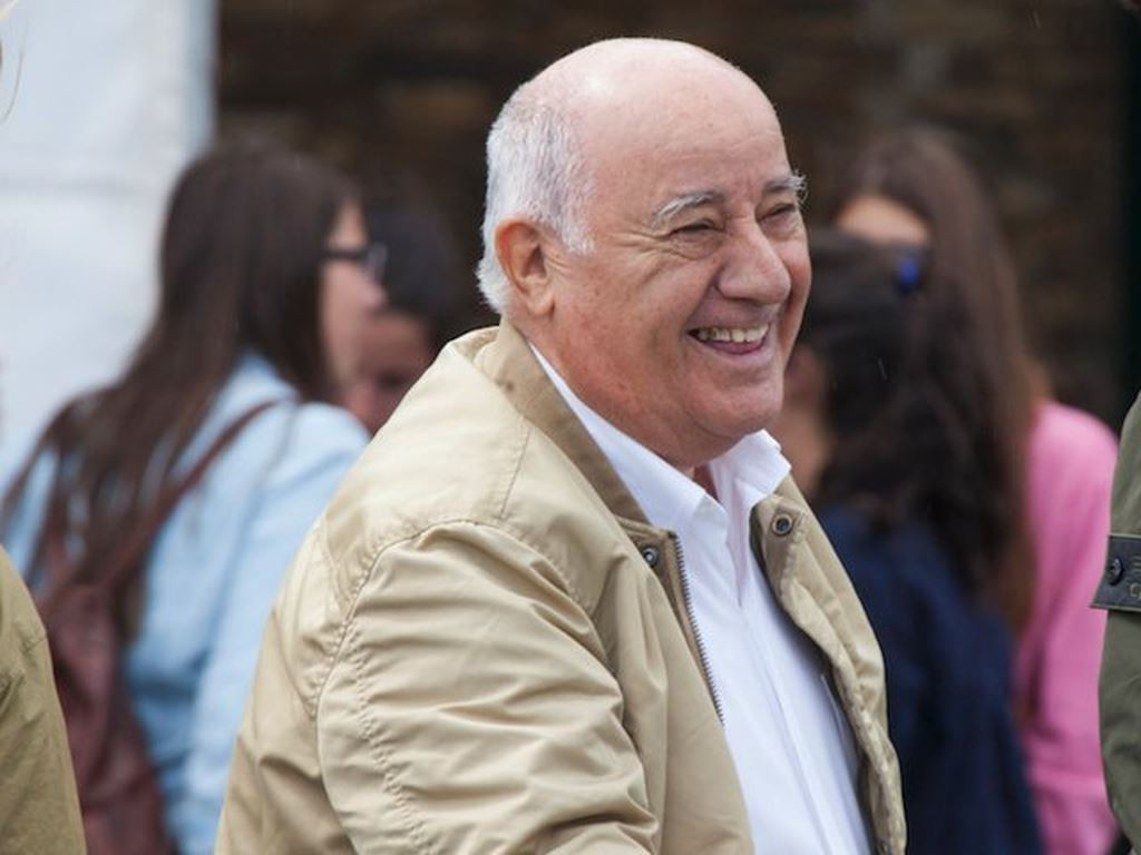 Khối tài sản 67 tỷ USD không hề ảnh hưởng đến thói quen chi tiêu của nhà sáng lập hãng thời trang Zara Amancio Ortega. Ông thường chọn trang phục đơn giản như áo blazer, sơ mi trắng và quần xám. Ảnh: CNBC.