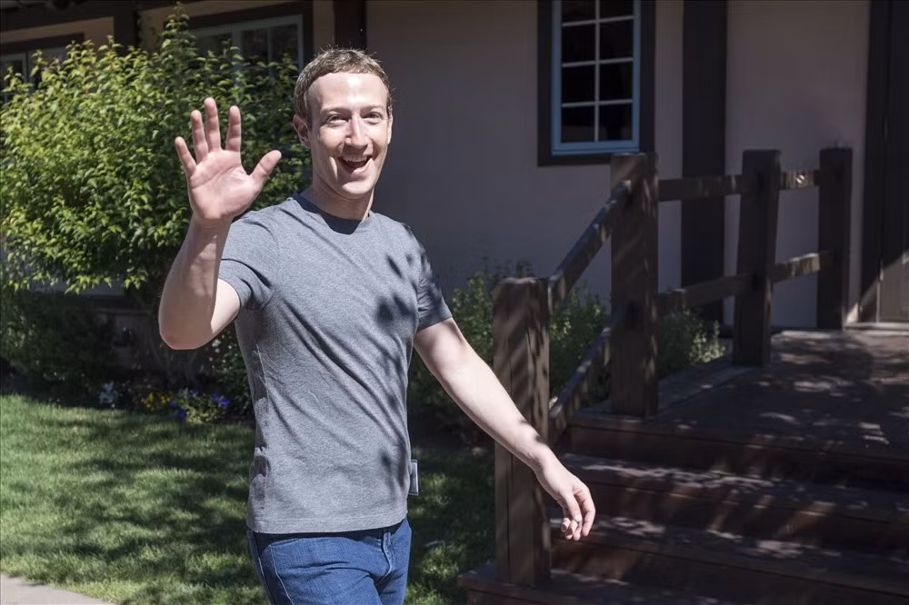 Ngoài ra, CEO Facebook có thể mua mỗi ngày 1 chiếc Ferrari mới trong 1 tháng nhưng Mark Zuckerberg lại chọn lái một chiếc ôtô mang nhãn hiệu Volkswagon GTI trị giá 30.000USD với cần số gạt tay. Ảnh: BI.