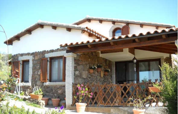  Nhà cấp 4 phá cách với mái lợp duyên dáng.