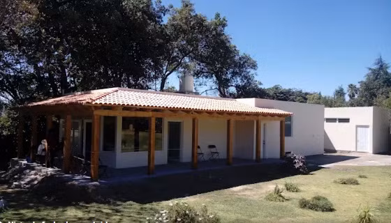 Nhà mái ngói đỏ theo phong cách truyền thống với những khoảng hiên rộng chạy dọc quanh nhà. Nguồn ảnh: Homify.