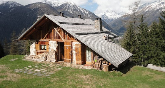 Phần sân cỏ xanh mướt, rộng rãi có thể được sử dụng để tổ chức các buổi picnic, tiệc nướng ngoài trời.