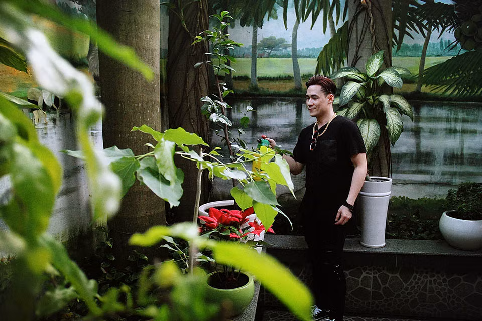 Tọa lạc tại trung tâm đắt đỏ của quận 1, TP HCM, nam ca sĩ tiết lộ, căn nhà 6 tầng có giá trị hàng triệu USD. Ảnh: Dân Việt.