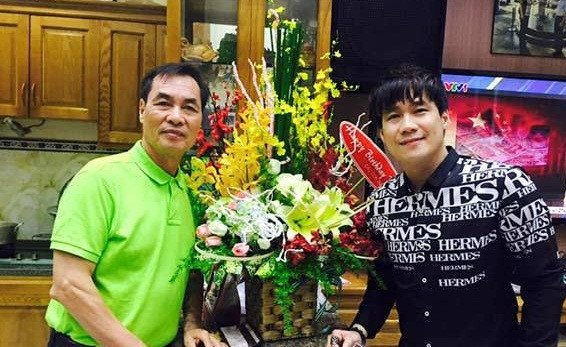 Khánh Phương được khán giả biết đến từ ca khúc Chiếc khăn gió ấm. Anh may mắn được sinh ra trong một gia đình giàu có. Bố mẹ kinh doanh ngành xây dựng và sở hữu một công ty có uy tín trên thị trường. Ảnh: Ngoisao.vn.