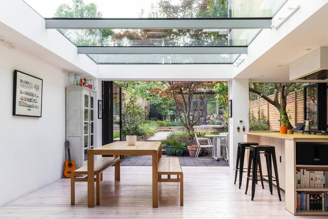 Phía trước căn nhà là một vườn cây xanh mát.