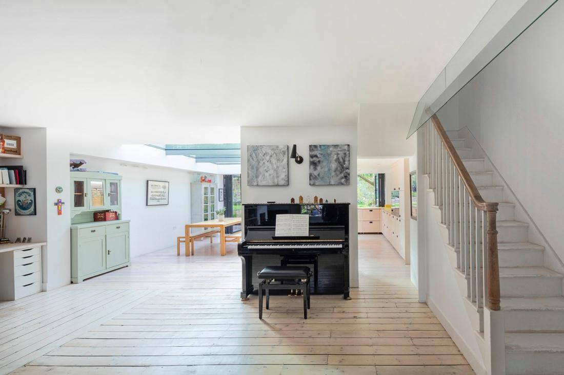 Sàn gỗ sắp xếp dọc - ngang xen kẽ làm cho không gian bớt nhàm chán.