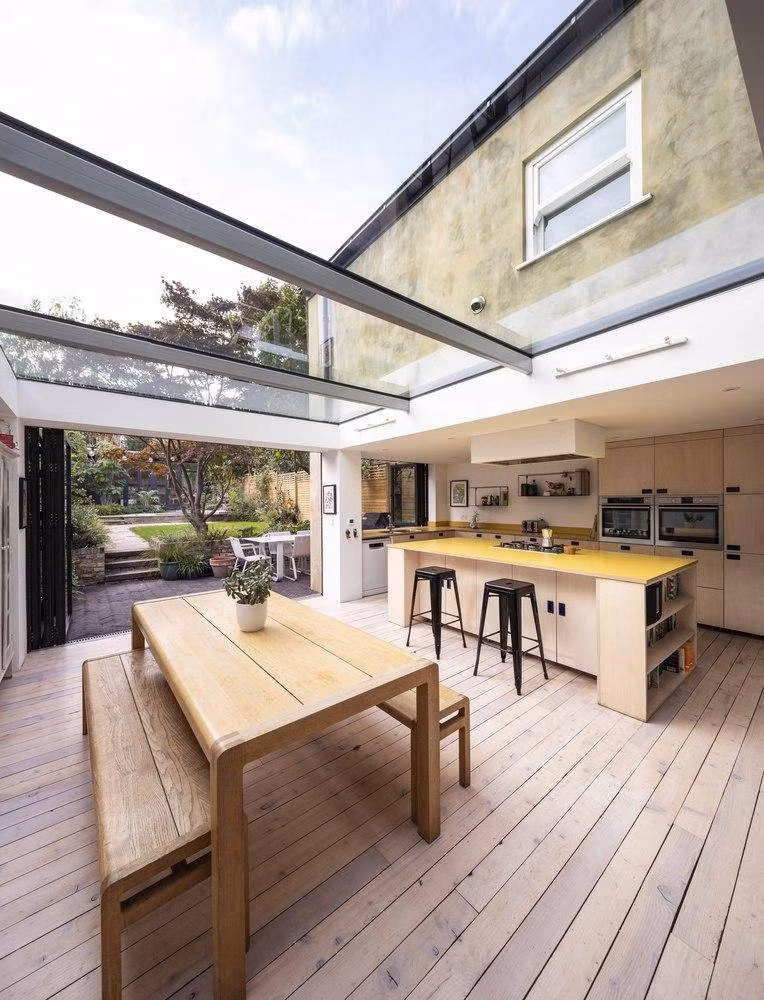  Nhà bếp rộng và đầy đủ tiện nghi như lò nướng, đảo bếp...