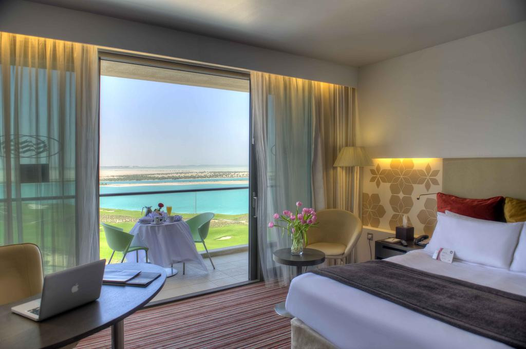 Các phòng tại Crowne Plaza Yas Island trang nhã với tầm nhìn rộng hướng ra sông.