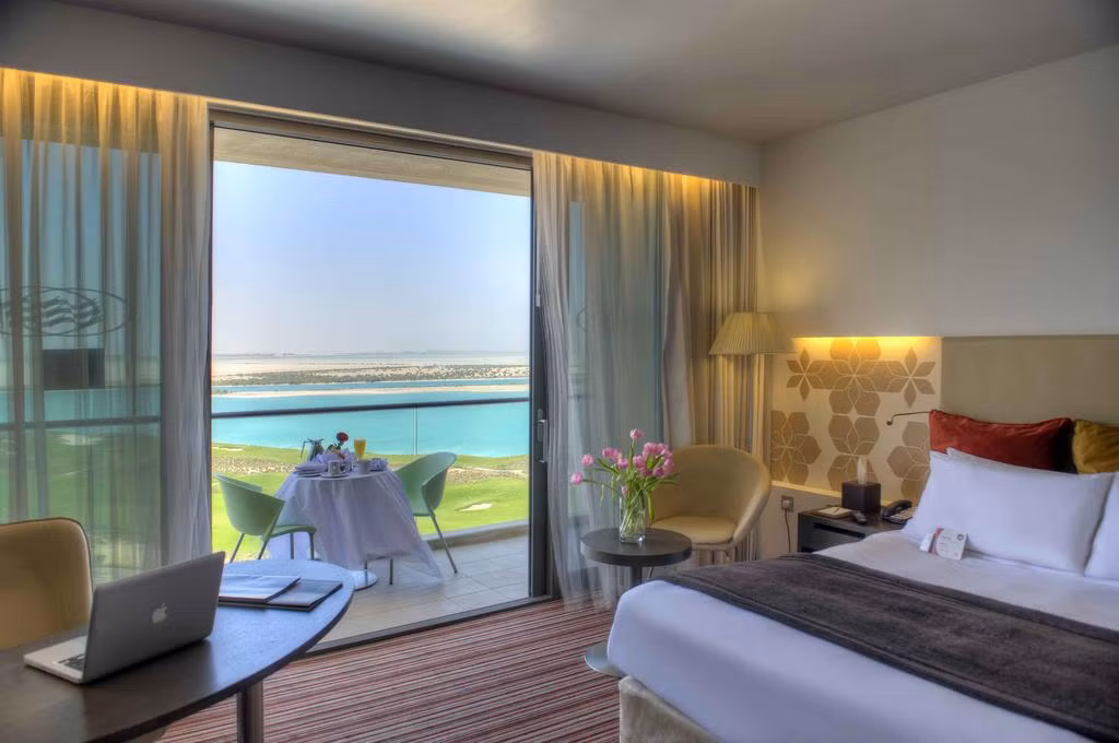 Các phòng tại Crowne Plaza Yas Island trang nhã với tầm nhìn rộng hướng ra sông.
