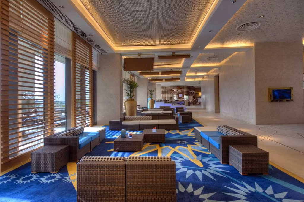 Buổi tối, khách sạn cung cấp chương trình giải trí biểu diễn trực tiếp, hứa hẹn là thời gian thư giãn lý tưởng cho các cầu thủ đội tuyển Việt Nam. 