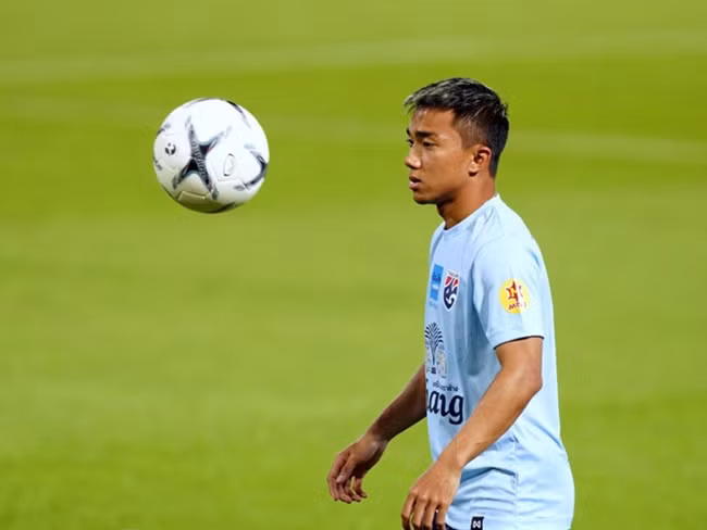 Trước đó, năm 2015, khi còn thi đấu ở đội BEC Tero Sasana (Thái Lan), mức lương hàng tháng của tiền vệ Chanathip là 6.000 USD/tháng (khoảng 139 triệu đồng). Ảnh: Dân Việt.