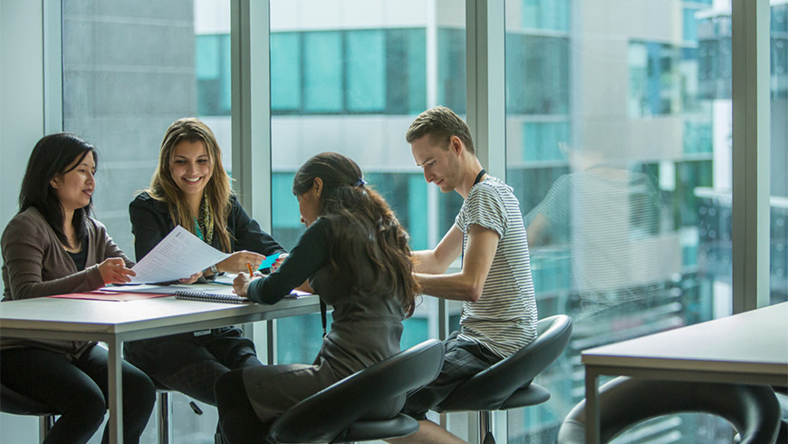  Quá trông chờ vào tiền lương. Người bình thường dựa vào tiền lương và thu nhập ổn định. Trong khi đó, người giàu chọn những nguồn thu dựa trên kết quả và năng suất lao động.