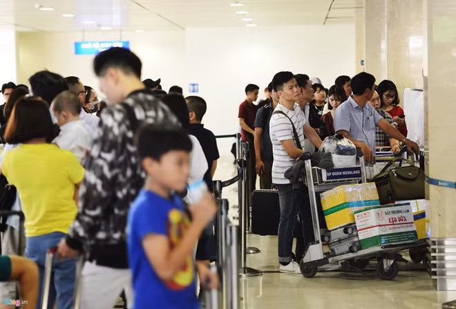 San bay Tan Son Nhat dung phat thanh tin chuyen bay vi tieng on