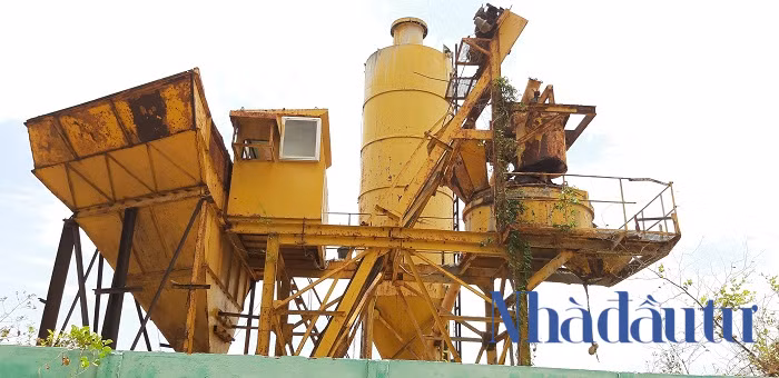 Bên trong dự án hiện vẫn chỉ là một bãi đất hoang rộng thênh thang, để cỏ dại mọc, cùng hàng phi lao phía trước tường chắn và chưa hề có một dấu hiệu nào sẽ thi công trở lại. Ảnh: Chu Ký