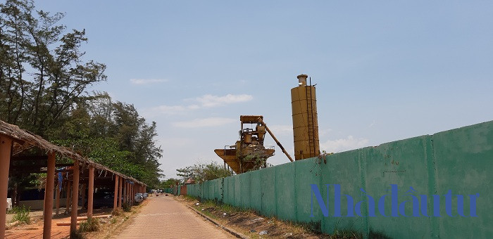 Đứng bên ngoài dự án ta có thể dễ dàng những thấy những máy móc đã hư hỏng , cũng như biển quảng cáo dự án đã trơ khung, han rỉ theo thời gian. Ảnh: Chu Ký