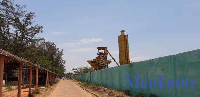 Đứng bên ngoài dự án ta có thể dễ dàng những thấy những máy móc đã hư hỏng , cũng như biển quảng cáo dự án đã trơ khung, han rỉ theo thời gian. Ảnh: Chu Ký