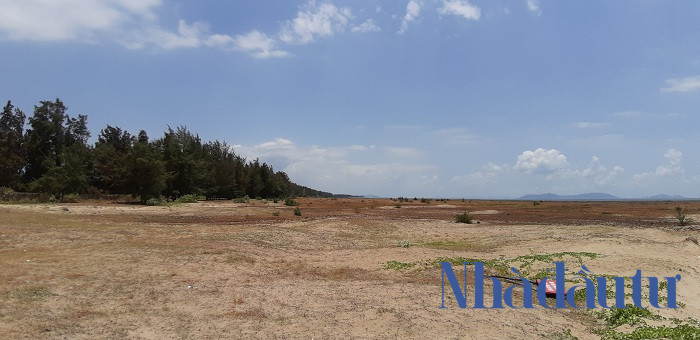 Đi dọc theo bức tường bê tông vào khoảng 300 m, vẫn còn một số hộ dân đang sinh sống, bám trụ với nghề sản xuất nghêu và đánh bắt hải sản. Với mong mỏi dự án sớm được hoàn thành để có thể làm thay đổi bộ mặt mới cho huyện nghèo Cần Giờ và người dân sẽ có cơ hội tìm được công ăn việc làm mới. Ảnh: Chu Ký