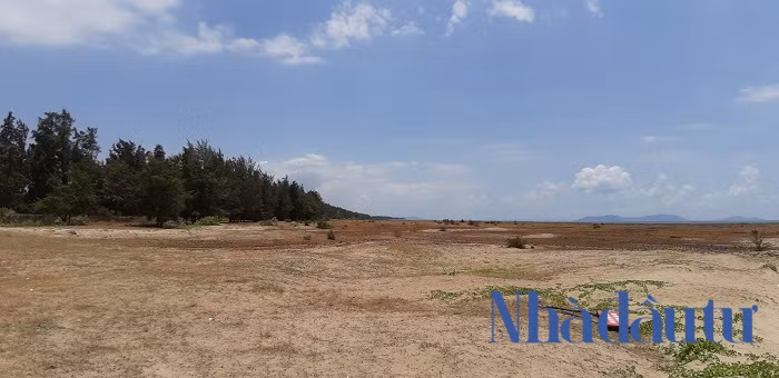 Đi dọc theo bức tường bê tông vào khoảng 300 m, vẫn còn một số hộ dân đang sinh sống, bám trụ với nghề sản xuất nghêu và đánh bắt hải sản. Với mong mỏi dự án sớm được hoàn thành để có thể làm thay đổi bộ mặt mới cho huyện nghèo Cần Giờ và người dân sẽ có cơ hội tìm được công ăn việc làm mới. Ảnh: Chu Ký