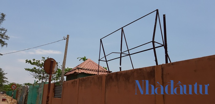 Ngay cận biển là bức tường chắn bao quanh dự án với hàng ngàn khối đá kiên cố được san lấp, công trình khởi công vào năm 2012, cũng chính việc san lấp này đã khiến nhiều hộ dân tại đây mất đi công ăn việc làm. Ảnh: Chu Ký