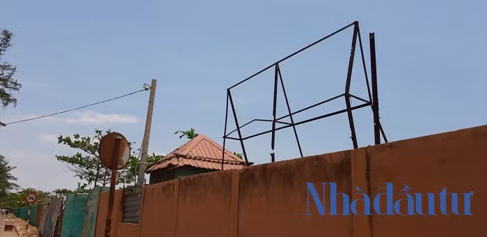 Ngay cận biển là bức tường chắn bao quanh dự án với hàng ngàn khối đá kiên cố được san lấp, công trình khởi công vào năm 2012, cũng chính việc san lấp này đã khiến nhiều hộ dân tại đây mất đi công ăn việc làm. Ảnh: Chu Ký