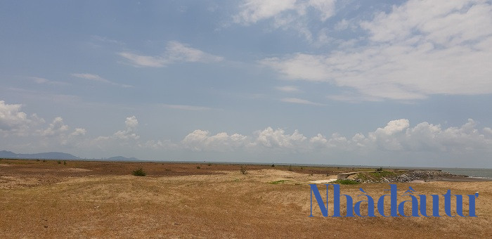 Song song bức tường bê tông cao 2 m chắn ngang trước bãi biển 30/4 là những điểm kinh doanh dịch vụ du lịch của nhiều hộ dân nơi đây với tình trạng không một bóng khách khiến nhiều cửa hàng buộc phải đóng cửa, ngừng hoạt động, số còn lại thì vẫn cố gắng bám trụ với nghề trong chờ vào những ngày nghỉ hay dịp lễ để phục vụ những khách du lịch về đây. Ảnh: Chu Ký