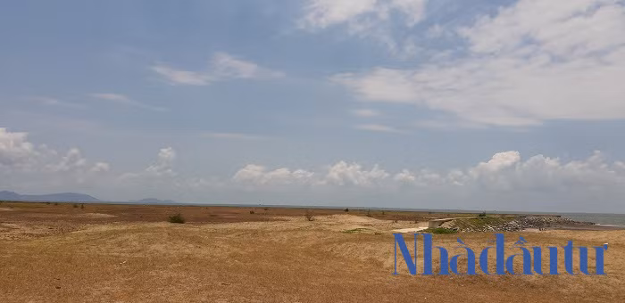 Song song bức tường bê tông cao 2 m chắn ngang trước bãi biển 30/4 là những điểm kinh doanh dịch vụ du lịch của nhiều hộ dân nơi đây với tình trạng không một bóng khách khiến nhiều cửa hàng buộc phải đóng cửa, ngừng hoạt động, số còn lại thì vẫn cố gắng bám trụ với nghề trong chờ vào những ngày nghỉ hay dịp lễ để phục vụ những khách du lịch về đây. Ảnh: Chu Ký