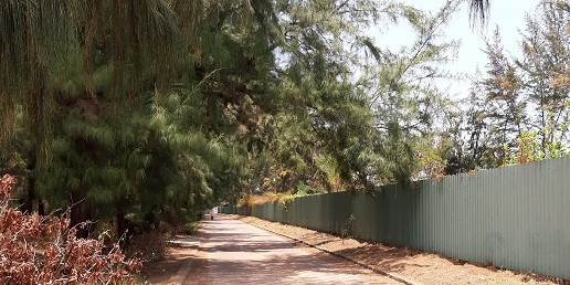 Đập vào mắt đầu tiên khi về bãi biển 30/4 Cần Giờ là bức tường bê tông và tường bằng tôn kẽm cao 2 m của dự án chạy dọc theo bãi biễn, cũng chính công trình này đã làm che khuất tầm nhìn ra biển và gây ảnh hưởng không nhỏ đến đời sống của nhiều người dân sống tại khu vực này. Ảnh: Chu Ký